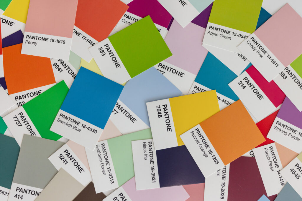 Close-up of colored cards with labels and color codes, used for personal brand palette creation and strategic color analysis.